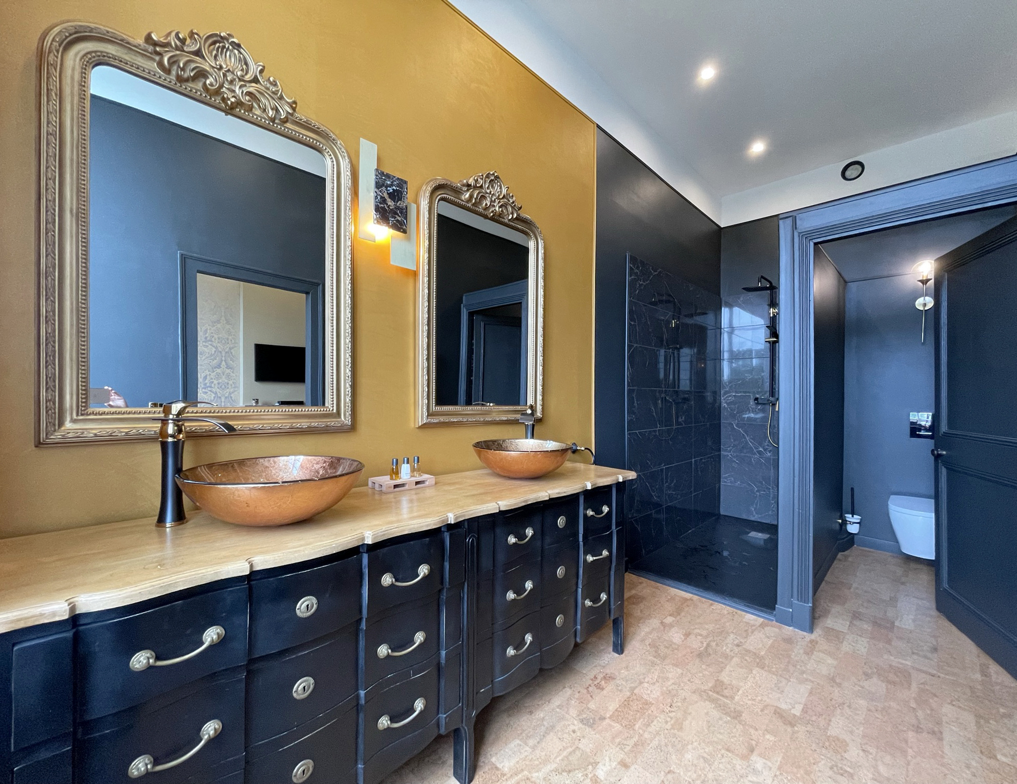 Salle de bain baroque avec décoration noir et or dans un château près d'Ancenis